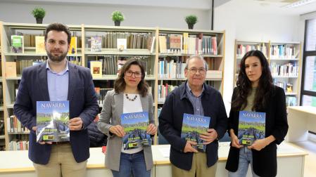 De izda. a dcha: el alcalde de Zizur Mayor, Jon Gondán Cabrera; la directora general de Turismo del Gobierno de Navarra, Ana Rivas Allo; el presidente del patronato de la Fundación Diario de Navarra, Virgilio Sagüés Arraiza; y la coordinadora de ‘Conocer Navarra’, Saioa Rolán Azcona.