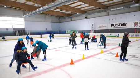 Alumnado de Isterria que este miércoles visitó la pista de hielo, coincidiendo con la sesión del Parlamento