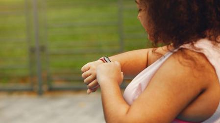 Cuando alteramos nuestros hábitos de ingesta y nuestros patrones de sueño, el patrón circadiano del gasto energético y los perfiles de secreción de hormonas también se desorganizan