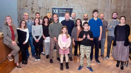Los premiados y finalistas acompañados del presidente del COAVN Navarra, Santiago Iribarren (en el centro) junto a los miembros del Jurado de esta edición del concurso