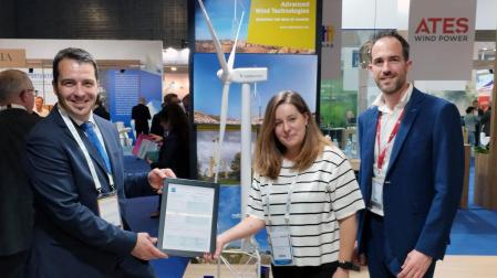 UL Solutions hace entrega de la certificación de componente a la familia de torres Nabraflit 3.0. Recoge, Eneko Sanz, director general de Nabrawind