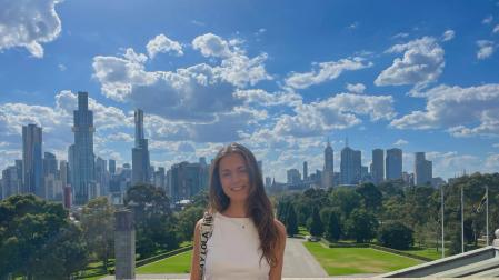 María Galar Labayen, de espaldas a una vista panorámica de Melbourne, ciudad que ha visitado recientemente.