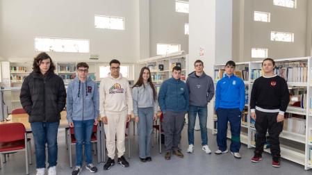 De izquierda a derecha, Balbino Sobreviela (Aragón), Anuar Egozcue (Navarra), el medallista Zakariae Bouazzaoui (Navarra); Malena Fernández (Aragón), Juan López (La Rioja); Mikel Pérez de Gracia (Navarra), Helio Vázquez (La Rioja) y Álex Ginovart (Aragón), durante el triangular disputado en el campus de la UPNA en Tudela