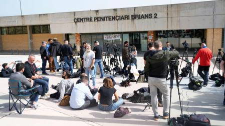 Numerosos periodistas esperaban ante la entrada de la cárcel Brians 2 mientras el exjugador del Barça Dani Alves se afanaba por reunir entre su entorno el millón de euros que la Audiencia de Barcelona le ha impuesto como fianza para salir de prisión