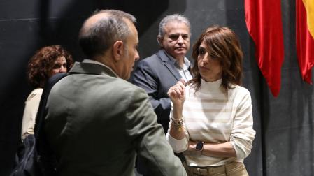 Los parlamentarios de UPN María Jesús Valdemoros y Juan Luis Sánchez de Muniáin conversan este jueves en el Parlamento foral