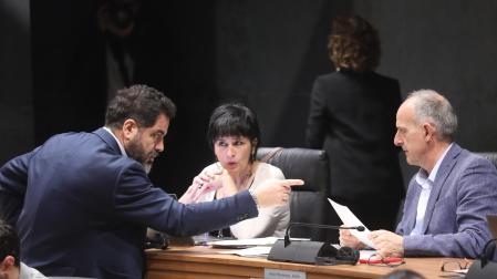 Ramón Alzórriz (PSN) señala con el dedo a Adolfo Araiz (EH Bildu), sentado en su escaño, ante la presencia de Laura Aznal (EH Bildu)