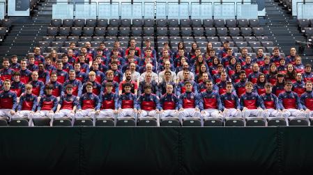 Más de un centenar de pelotaris de la selección navarra, técnicos y jueces se dieron ayer cita en el Navarra Arena para la foto oficial de la temporada.