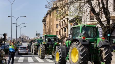 Los tractores han vuelto a circular este viernes por el centro de Pamplona.