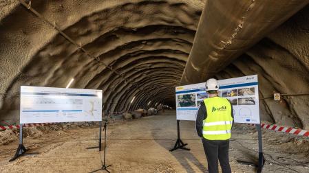 Fotos de la visita de autoridades a la conexión entre las dos bocas del túnel de Monte Plano en el tramo Olite-Tafalla Sur de la conexión Navarra-Madrid en la Línea de Alta Velocidad (TAV).