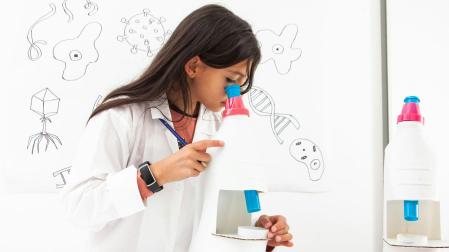 Una niña jugando a ser científica