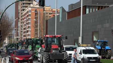 Los tractores han vuelto a circular este viernes por el centro de Pamplona.