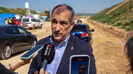 El consejero Óscar Chivite habla con los periodistas este viernes en su visita a la conexión entre las dos bocas del túnel de Monte Plano, en el tramo Olite-Tafalla Sur del TAV.