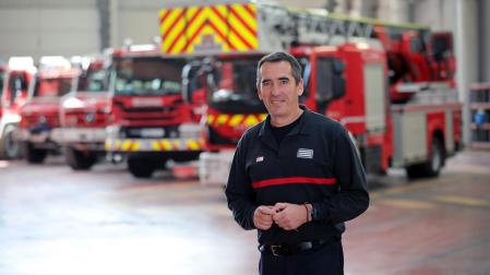 Vicente Martínez, responsable de Bomberos, en el parque de Cordovilla