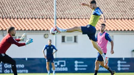 Raúl intenta rematar en presencia de Aitor Fernández en un entrenamiento de esta temporada.