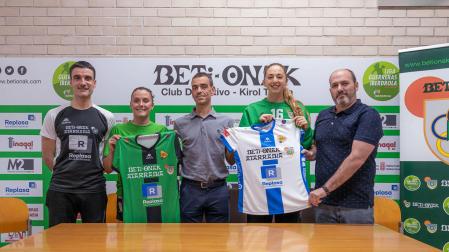 Miguel Etxeberria, Maca Sans, Carlos Tapia (dtor. Replasa), Olaia Luzuriaga y Marino Oscoz (pte. Beti Onak).