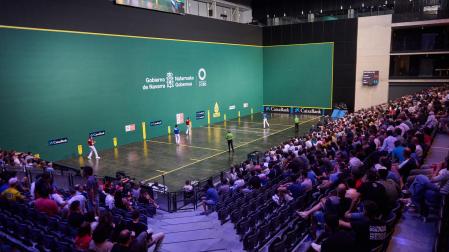 El público observa la primera semifinal entre Ezkurdia-Mariezkurrena y Jaka-Martija el pasado 29 de septiembre en un Arena abarrotado.