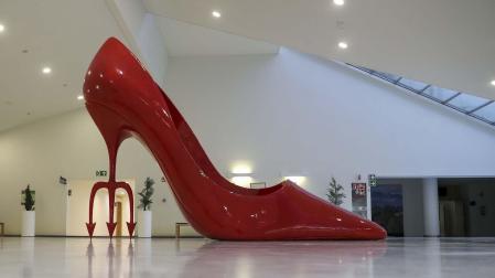 Vista de la escultura en el hall del Palacio de Exposiciones y Congresos Ciudad de Oviedo