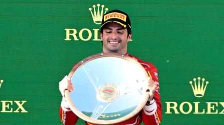 Carlos Sainz, en el podio del circuito Albert Park de Melbourne