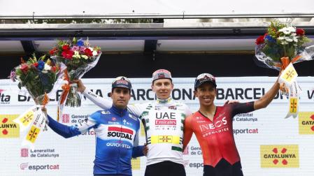 Pogacar, escoltado en el podio de la Volta por Landa (2º) y Bernal (3º)