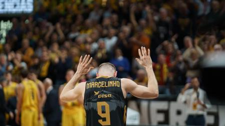 Marcelinho Huertas celebra haberse convertido en el máximo asistente de la Liga ACB en Tenerife