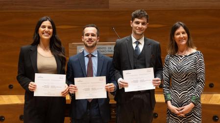 Ganadores de la VII Liga de Debate Universitario. De izda. a dcha., Amaya Tanco, Rodrigo Arvizu y Nicolás de Augusto, junto a la profesora de la UPNA Miren Sarasibar, integrante del jurado