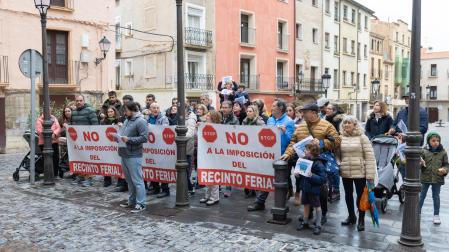 Instante de la concentración de vecinos de la avenida Narangel y paseo de los Poetas que se celebró ante la Casa Consistorial antes del inicio del pleno