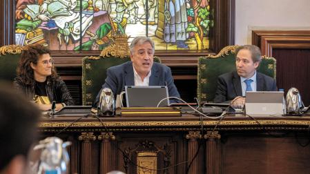 El alcalde de Pamplona, Joseba Asiron (EH Bildu), junto a la concejala de Hacienda, Garbiñe Bueno, y el secretario del consistorio