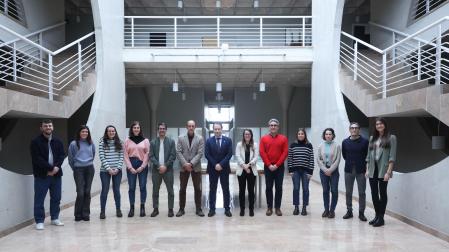 Investigadores del grupo de Ingeniería Térmica y de Fluidos. De izq. a dcha.: Álvaro Casi, María Mina, Patricia Aranguren, Irantzu Erro, Miguel Araiz, David Astrain, Ramón Gonzalo (rector), Leyre Catalán, Antonio Rodríguez, Patricia Alegría, Laura Carlosena, Álvaro Martínez y Nerea Pascual