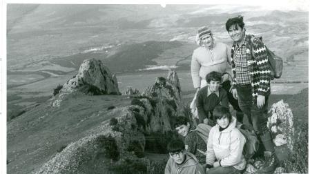 Los adultos José Luis Orduna y Joaquín Santisteban, junto a otros jóvenes montañeros en una salida de los principios de Boscos a Montejurra a finales de 1974