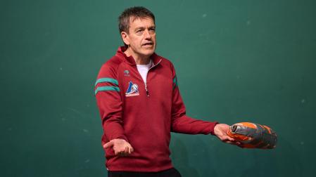 Jokin Etxaniz, director deportivo de Aspe, da instrucciones en un entrenamiento.