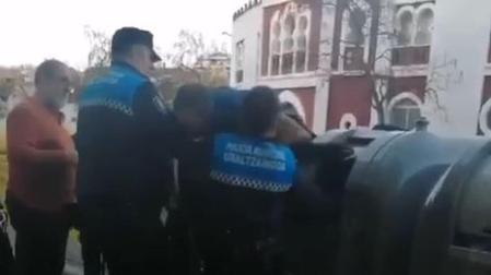 Vídeo de la policía sacando a una persona de un contenedor de basura en Estella