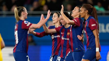 Patri Guijarro del Barcelona celebra con sus compañeras tras anotar el tercer gol ante el SK Brann Kvinner