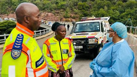 Personal de emergencias en el lugar del suceso
