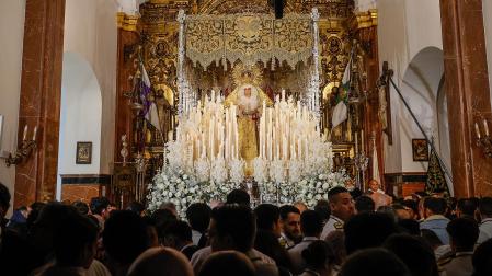 La Virgen de la Esperanza de Triana en la capilla de los Marineros en Sevilla, donde miles de fieles han entrado a verla tras conocerse que no saldría en procesión