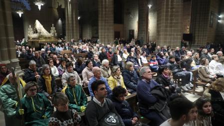 Fotos de los actos que han sustituido a la procesión de Viernes Santo, suspendida en Pamplona.