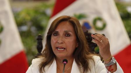 Fotografía de archivo fechada el 24 de enero de 2023 que muestra a la presidenta del Perú, Dina Boluarte, mientras habla durante una rueda de prensa en Lima (Perú)
