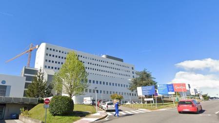 El varón llegó al Hospital Meixoeiro de la ciudad olívica con una herida de bala en el abdomen, con orificio de entrada y de salida, después de que un vehículo lo dejase en la puerta del centro hospitalario.