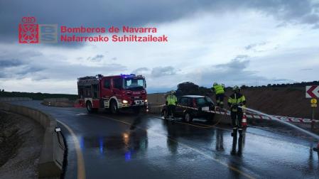 Bomberos del parque de Tafalla han acudido al lugar del accidente