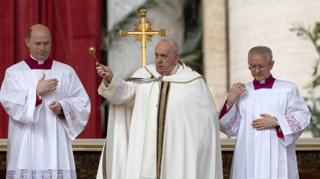 Desde le balcón de la logia central de la basílica de San Pedro para la tradicional bendición urbi et orbi del Domingo de Resurrección, el papa repasó los conflictos y los males en el mundo
