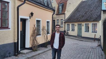 Iker Arregui en una calle del casco histórico de Lund, una de las ciudades más antiguas de Suecia
