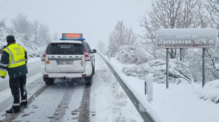 Agentes de la Guardia Civil en el Puerto de Tornavaca, zona afectada por la borrasca 'Nelson'