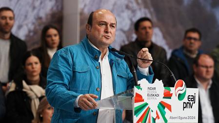El presidente del Euzkadi Buru Batzar, Andoni Ortuzar, interviene durante la celebración del Aberri Eguna, en Bilbao