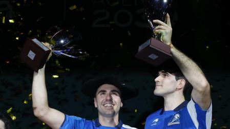 Etxeberria y Zabaleta, con las txapelas y trofeos de campeones del Parejas./