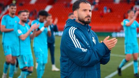 Rubén García, agradeciendo el apoyo de la afición en Almería