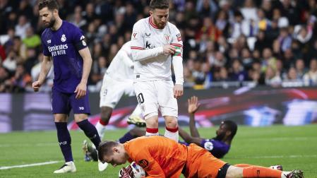 Iker Muniain presiona a Lunin que atrapa el esférico durante el encuentro en el Santiago Bernabéu./