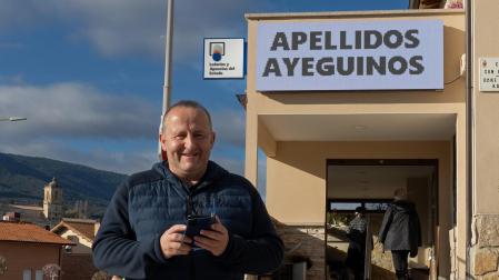 Richard Vidaurre Amatriain frente a las escaleras de acceso a la tienda en la que se puede solicitar información del trabajo