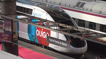 Trenes de Ouigo y Renfe en la estación de Atocha en Madrid
