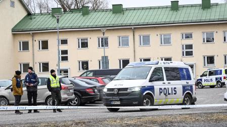 Agentes de la policía finlandesa en el lugar de un tiroteo en una escuela en Vantaa