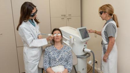 La doctora Cristina Abascal y la enfermera especializada María Mendoza, del Departamento de Oftalmología de la Clínica Universidad de Navarra, durante la aplicación del tratamiento del ojo seco