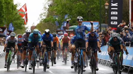 Paul Lapeira (Decathlon AG2R La Mondiale Team)levanta los brazos tras imponerse en el esprint en la meta de Cambo-les-Baines./